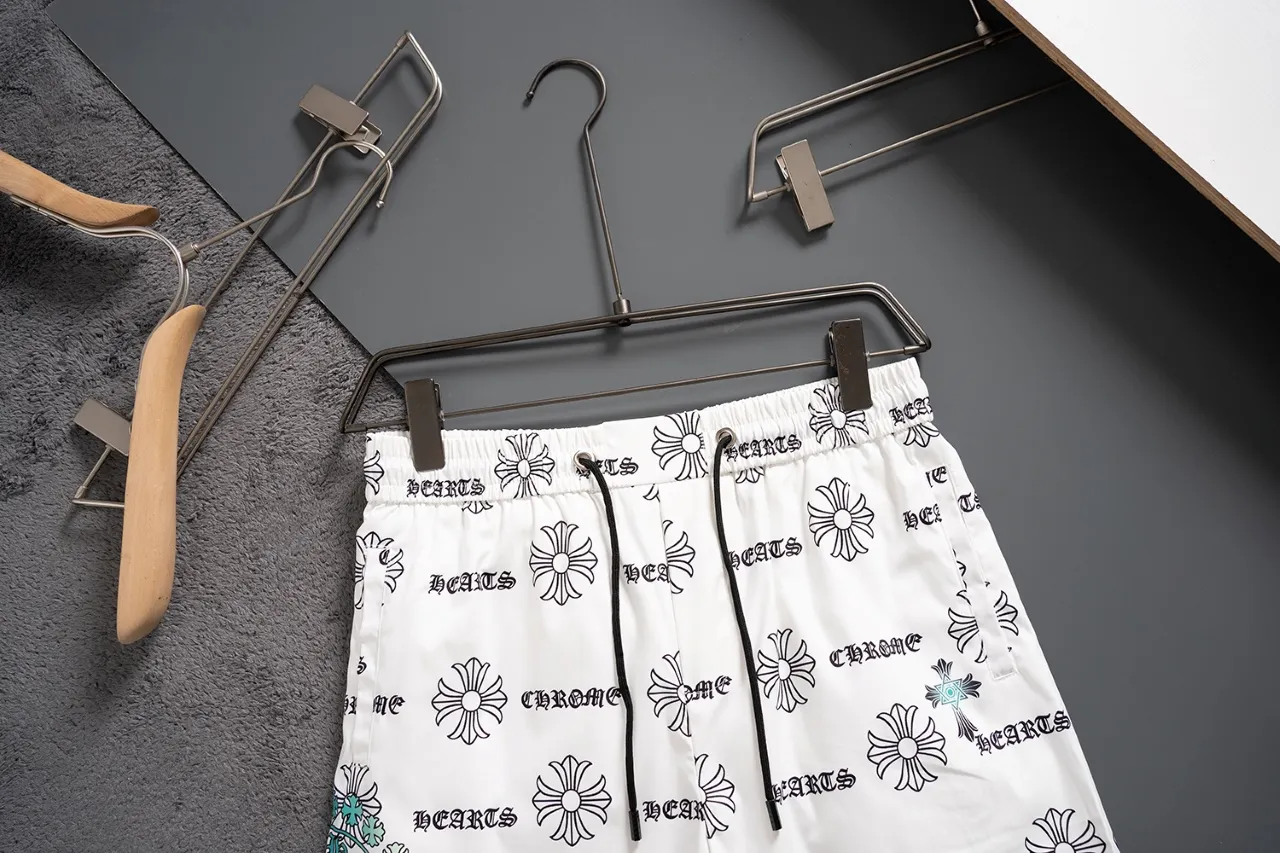 🅿️130 #V2434 [Replenishment all year round] 𝐂𝐡𝐫𝐨𝐦𝐞 𝐡𝐞𝐚𝐫𝐭𝐬 Croix heart new summer beach pants LV classic printed quick-drying three-quarter pants, same style for men and women, the fabric is made of polyester fiber for customers, stain-resistant and wrinkle-resistant, the most suitable material for summer outings It is guaranteed to be cool and comfortable enough at the same time. It is super stylish when you wear it casually. You can clearly see the texture and other things by looking at the photos. It is not an ordinary market material that can seduce a person who wants to go on vacation in minutes. Pockets on both sides. Drawstring at the waist. Very practical design, with impeccable workmanship, details and fit. Can be worn as casual pants or beach pants. A must-have for beach vacations, home leisure, gym equipment, morning running and night running. Practicality takes into account functionality. Color: Black White Size: M-XXXL